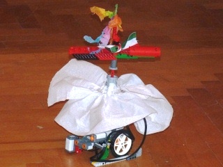 Magas, karcs� kir�lyn�