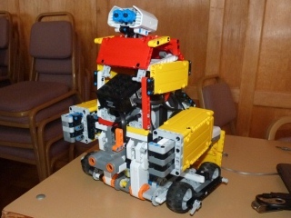 s�rga lapokba �lt�ztetett robot 