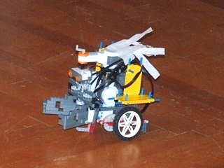 S�rga lappal d�sz�tett robot 