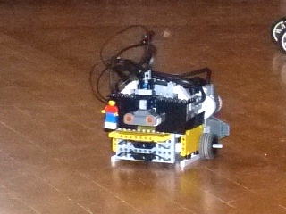 S�rga lappal �lc�zott robot 